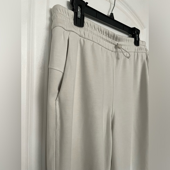 NEW Lululemon Softstreme High-Rise Pant Online Only
White Opal 10 W5EGTS - Picture 9 of 13